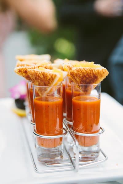 Tomatensuppe-Shots mit Grilled Cheese