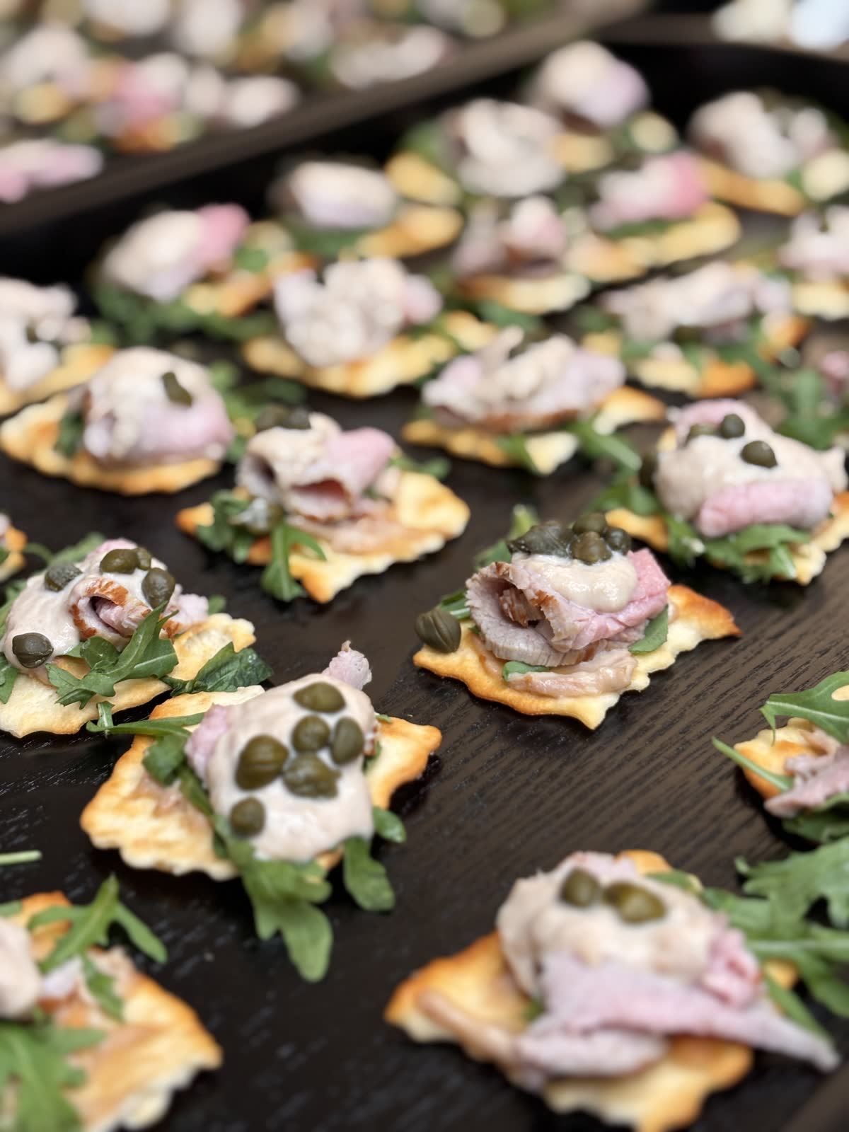 Canapés mit Rucola und Kapern