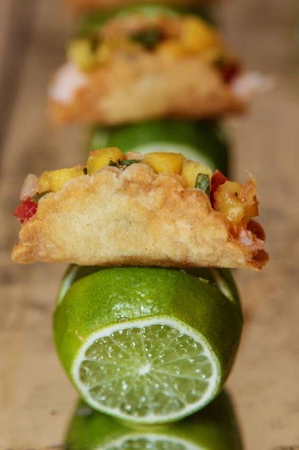 Mini-Tacos auf Limetten serviert