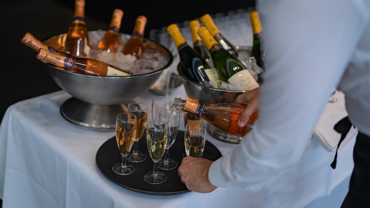 Champagner-Service bei einer Veranstaltung