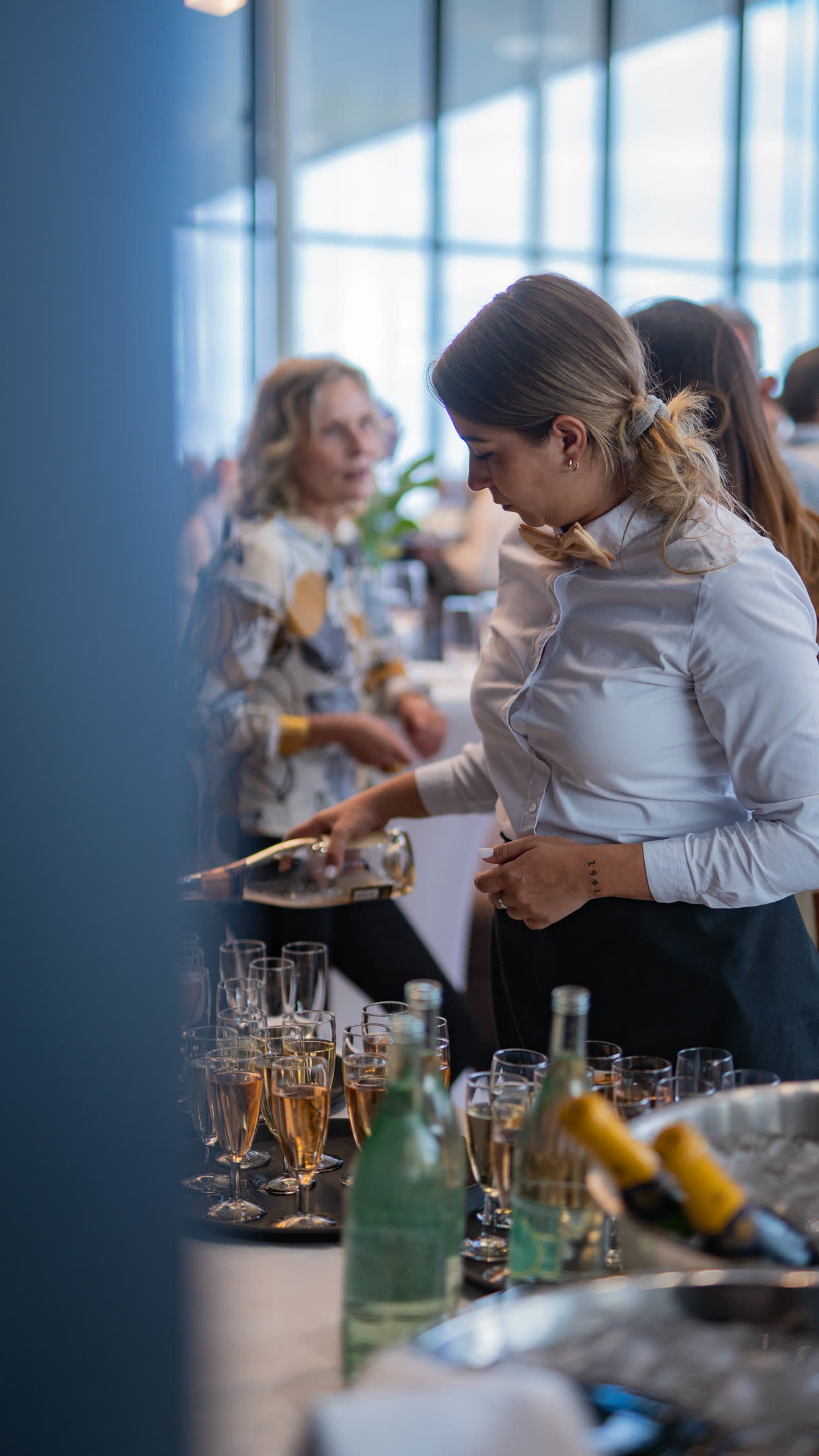 Servicekraft serviert Gäste