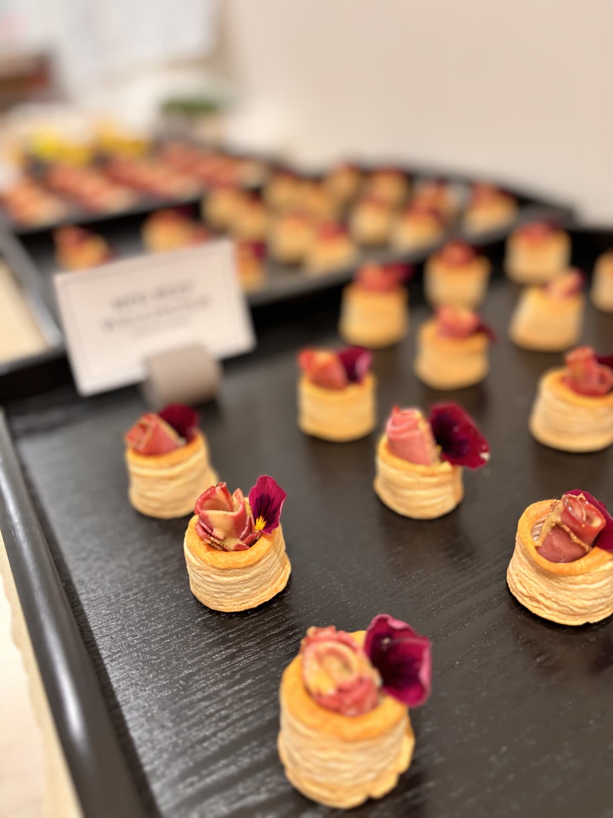 Blätterteig-Häppchen mit Blüten