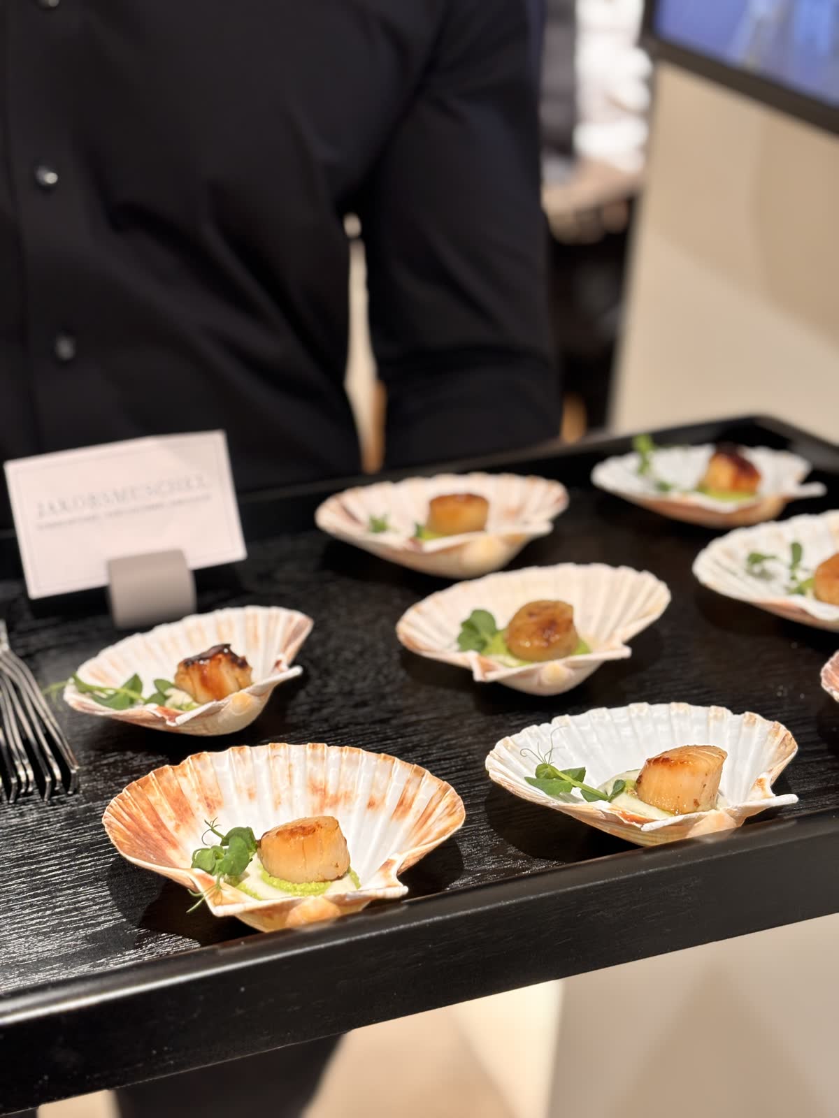 Jakobsmuscheln auf Muschelschalen serviert